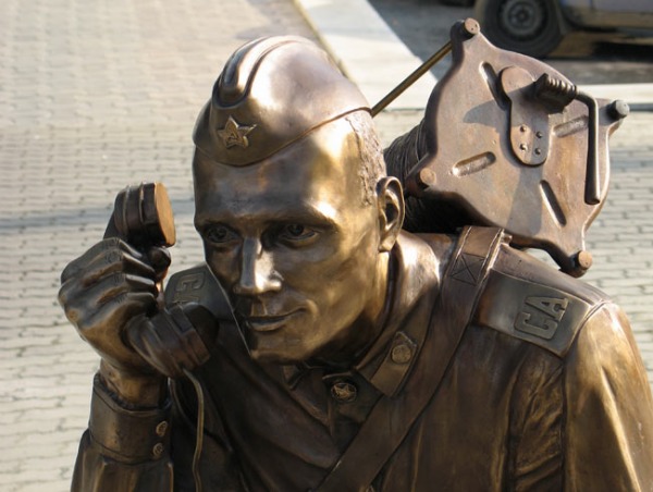 Памятник «Военный связист»