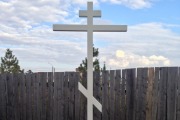 Памятный крест пострадавшим в поселке Исток