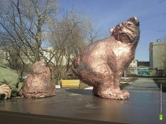 Памятник какающей собаке