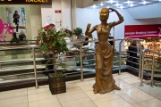 Скульптура «Мадемуазель» в ТРЦ Гринвич
