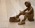 Скульптура «Чистильщик обуви» в ТРЦ Гринвич