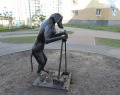 Памятник собаке убирающей за собой