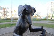 Памятник собаке убирающей за собой