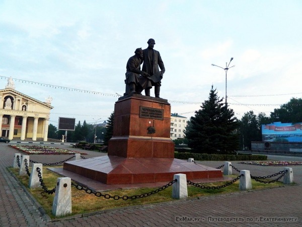 Памятник Черепановым