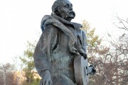 Памятник народному артисту СССР Владимиру Мулявину