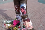 Фотографии с открытия памятника Майклу Джексону