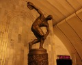 Скульптура «Дискобол» на станции метро Динамо