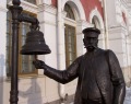 Памятник «Начальник станции» около музея Свердловской ЖД