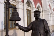 Памятник «Начальник станции» около музея Свердловской ЖД