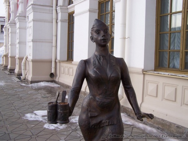Памятник «Проводница» около музея Свердловской ЖД