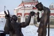 Памятник «Толстый и тонкий» около музея Свердловской ЖД