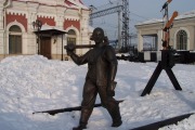 Памятник «Шпалоукладчица» около музея Свердловской ЖД