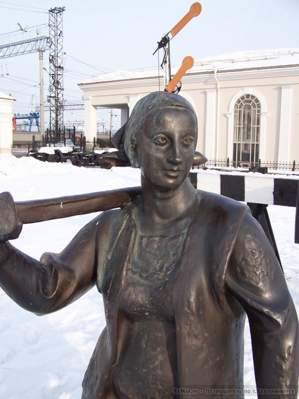 Памятник «Шпалоукладчица» около музея Свердловской ЖД