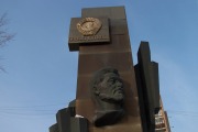 Стела с портретом Якова Свердлова и орденом Ленина