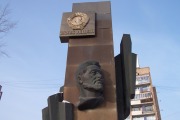 Стела с портретом Якова Свердлова и орденом Ленина
