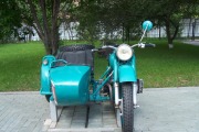 Мотоцикл на постаменте около УГИБДД