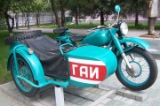 Мотоцикл на постаменте около УГИБДД