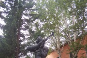 Памятник биатлонисту