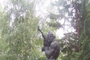 Памятник биатлонисту