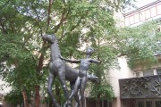 Скульптура «Купание красного коня»