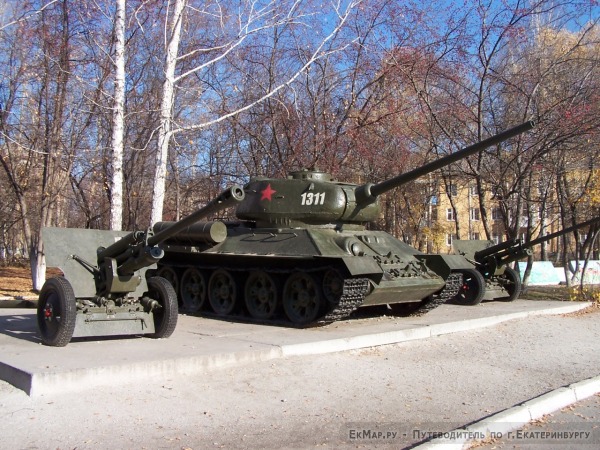 Памятники танку Т-34-85 в сквере Победы