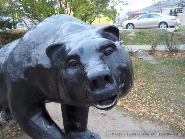 Скульптура «Медведь»