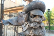 Скульптура дворника в Березовском