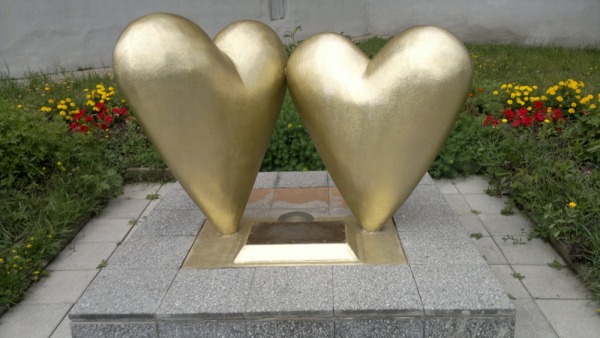 Скульптура «Влюбленные сердца»