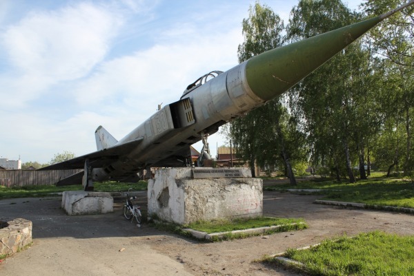 Самолет Су-15 установленный в честь выпускников аэроклуба