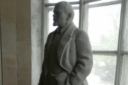 Скульптура Ленина на лестничкой площадке дома