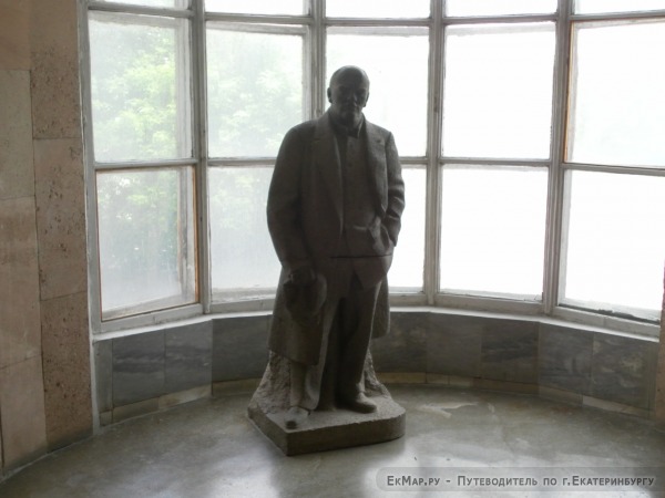 Скульптура Ленина на лестничкой площадке дома
