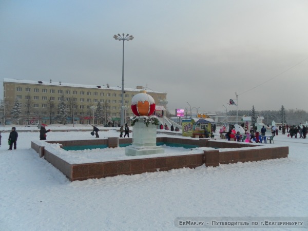 Фонтан на площади Ленинского Комсомола