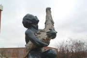 Памятник «Мальчик со щукой»
