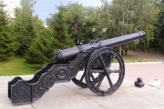 Пушки напротив Суворовского училища